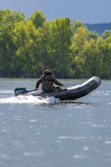 Barca inflable Barca Fox 320x en acción, navegando en el agua, ideal para carpfishing y actividades al aire libre.
