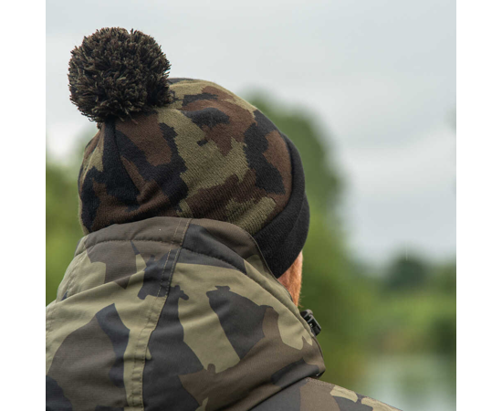 Gorro Avid Carp Camo y Negro con bola - Tienda Carpfishing