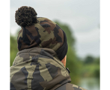 Gorro Avid Carp Camo y Negro con bola - Tienda Carpfishing