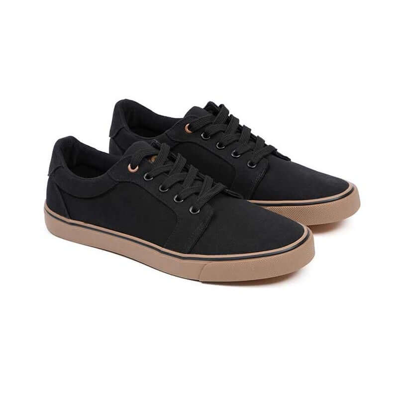 Zapatillas Fox Canvas Black, modelo casual en lona resistente, con suela de goma y detalles en color beige.