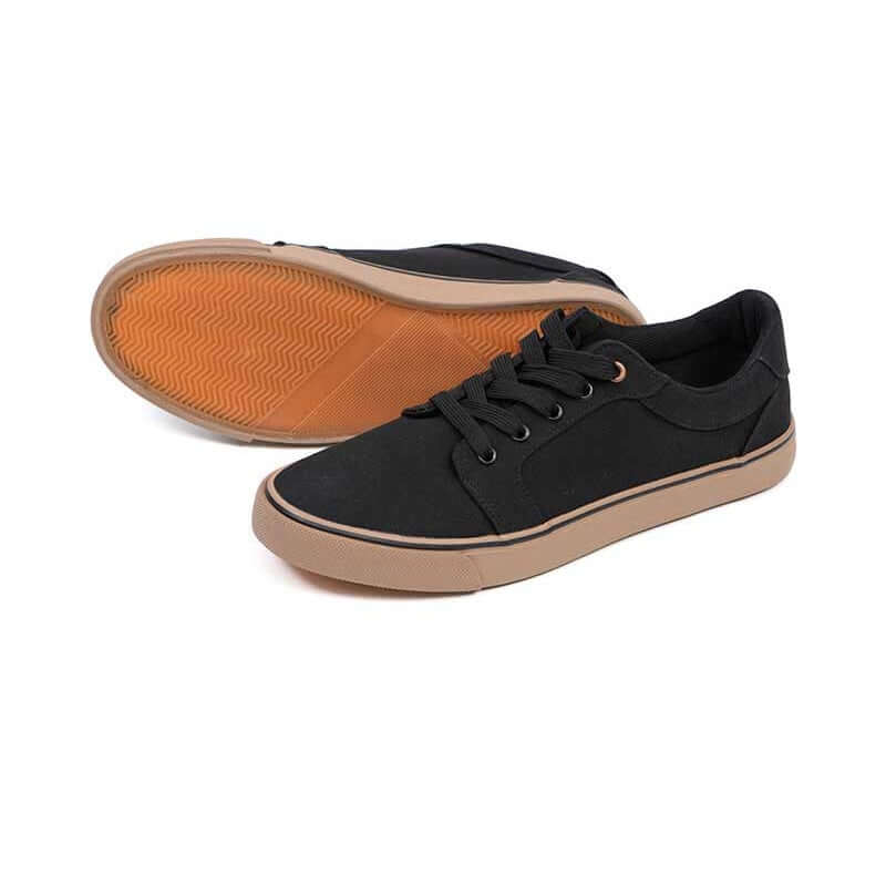 Zapatillas Fox Canvas Black, calzado casual negro con suela de goma, ideal para carpfishing y uso diario.