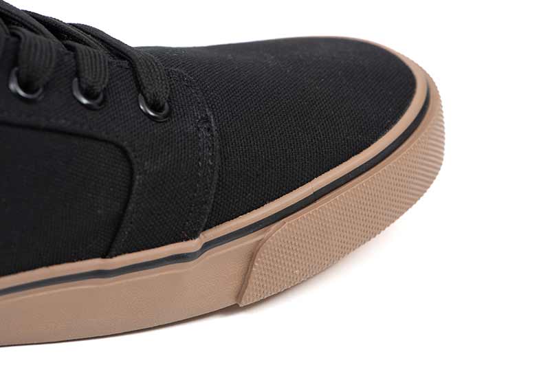 Zapatillas Fox Canvas Black, detalle de la punta con suela de goma y tela negra, ideales para carpfishing y uso diario.