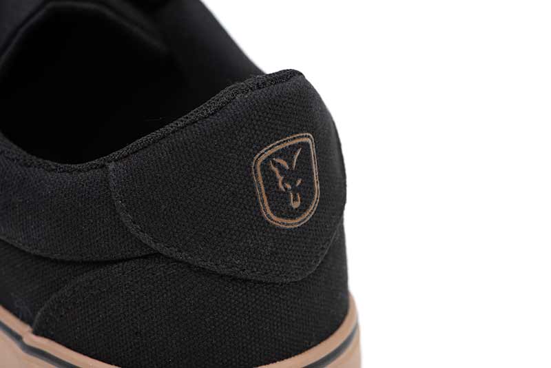 Detalle de la parte trasera de zapatillas Fox Canvas negras, con logo y exterior de lona resistente.