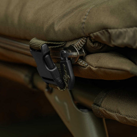 Bed Chair con saco de dormir Avid Carp Revolve X System 8 patas - Tienda Carpfishing