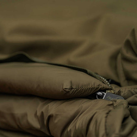 Bed Chair con saco de dormir Avid Carp Revolve X System 8 patas - Tienda Carpfishing