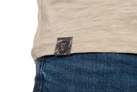 Camiseta Fox LW Print T Caqui - Tienda Carpfishing