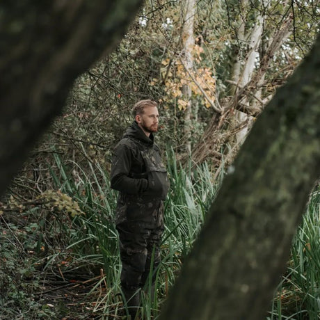 Peto Impermeable Nash ZT Helluva Camo - Tienda Carpfishing